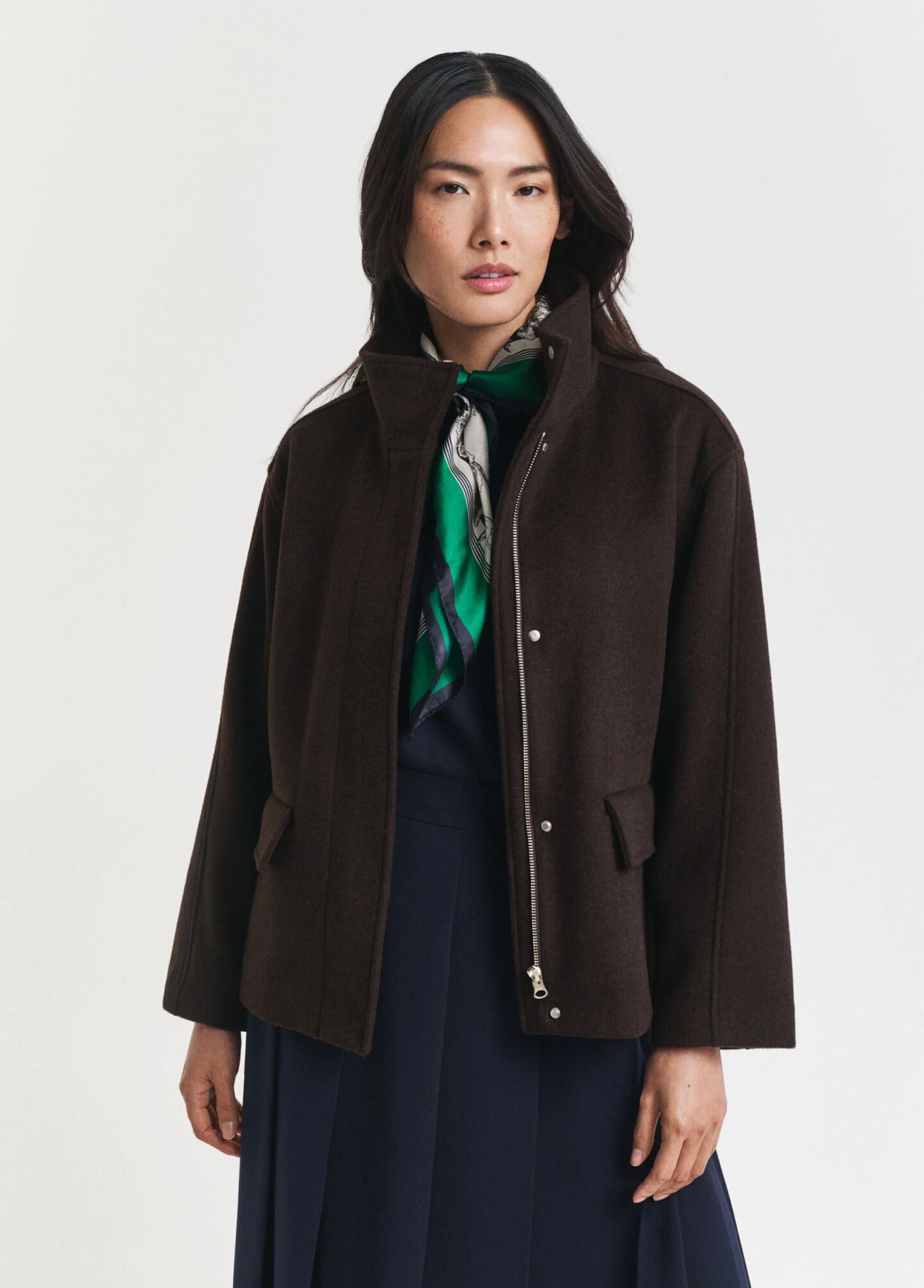 Chaqueta corta de lana con cremallera