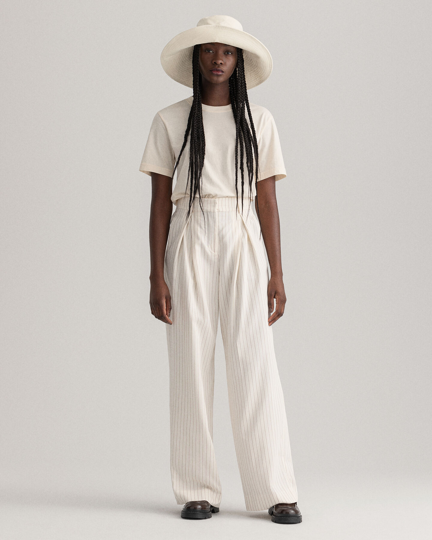 Pantalones de pinzas con pernera ancha y raya diplom&aacute;tica