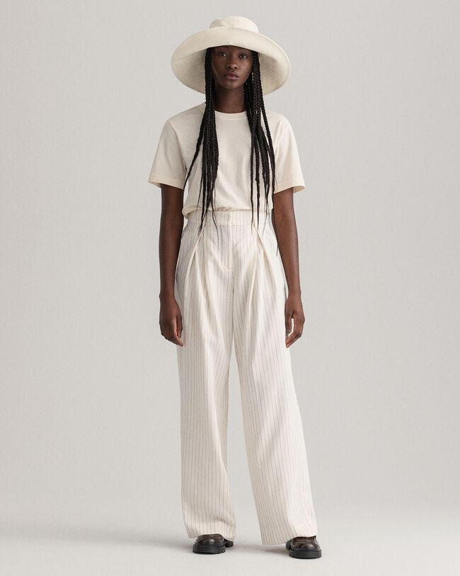 Pantalones de pinzas con pernera ancha y raya diplom&aacute;tica