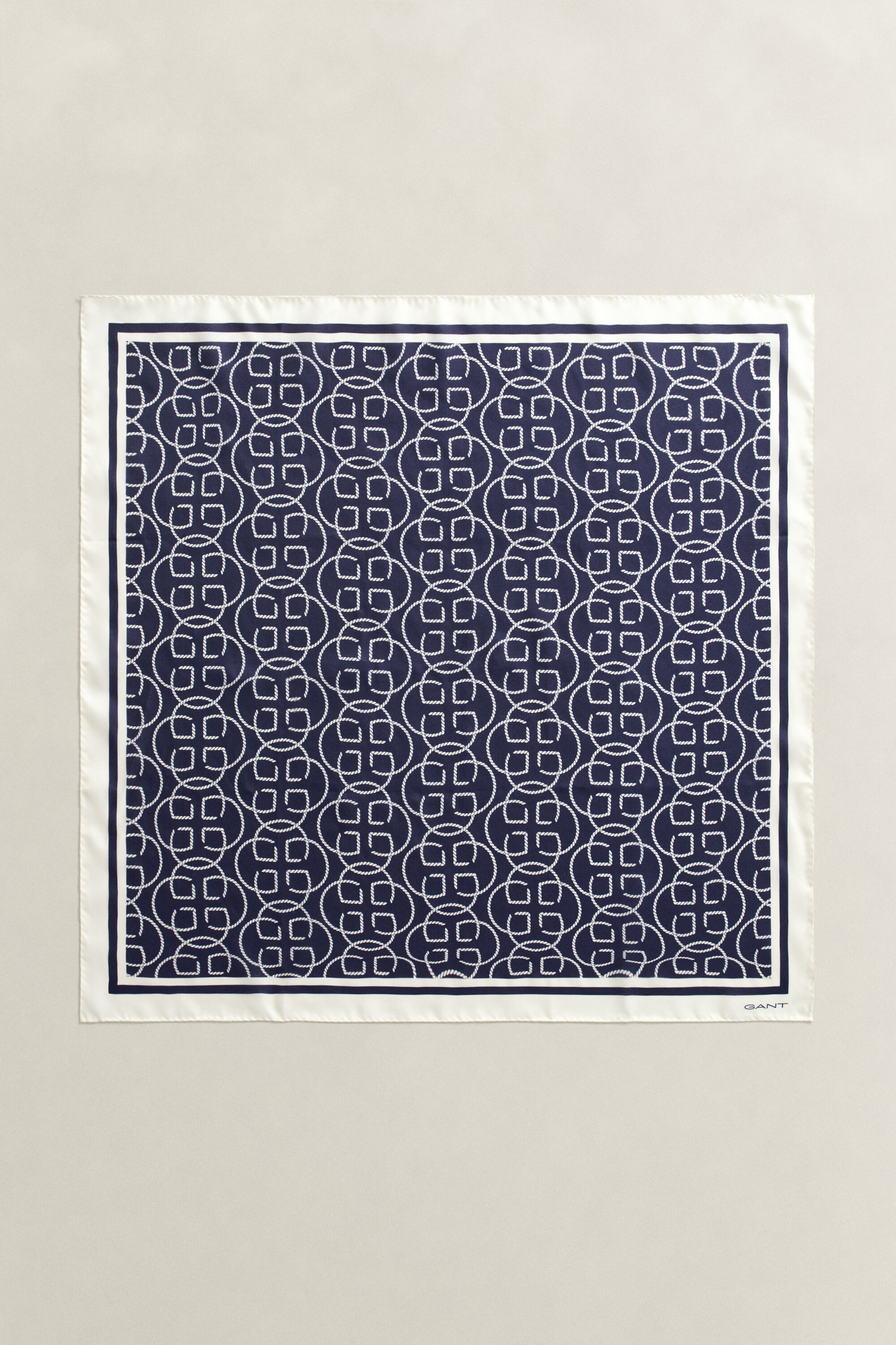 Pañuelo de seda con monograma