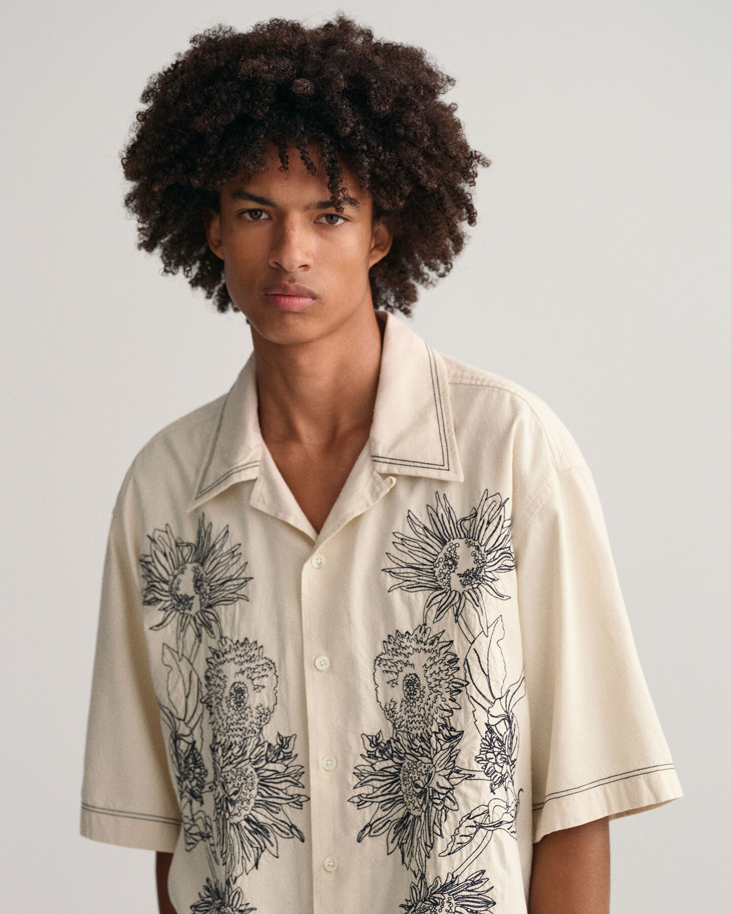 Camisa extragrande de manga corta con bordado