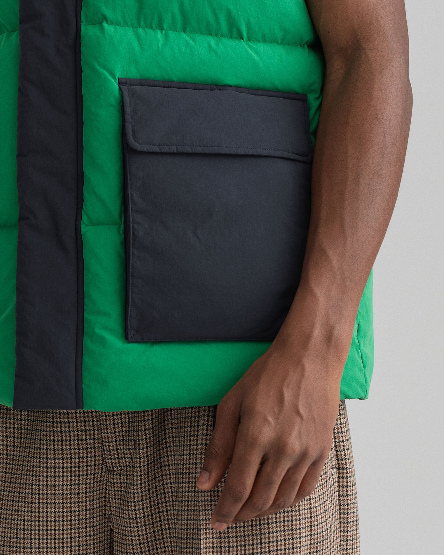 Chaleco acolchado con dise&ntilde;o de bloques