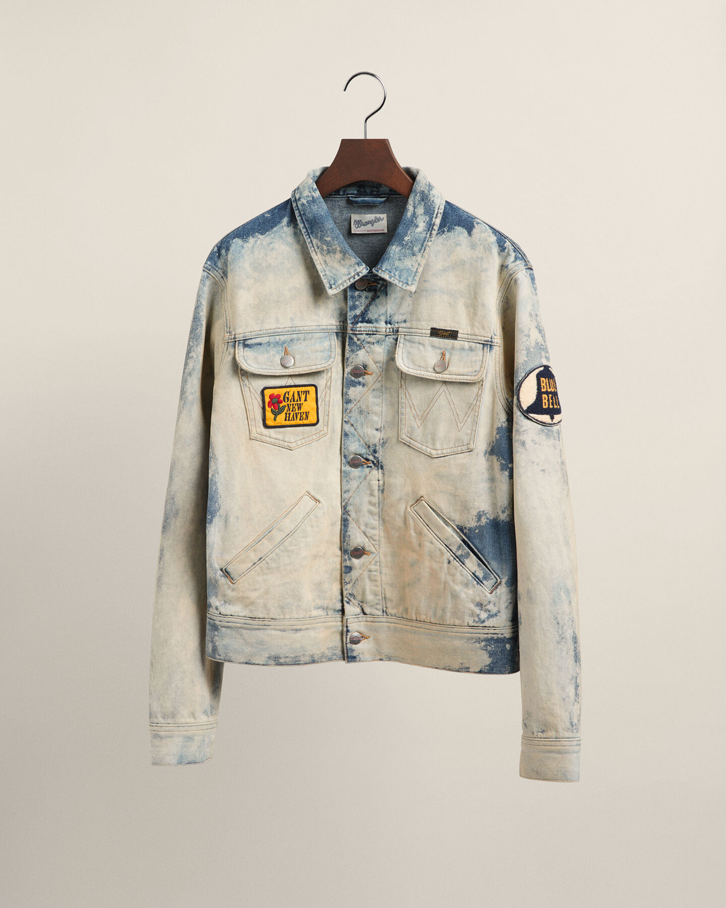 Cazadora vaquera Wrangler x GANT decolorada