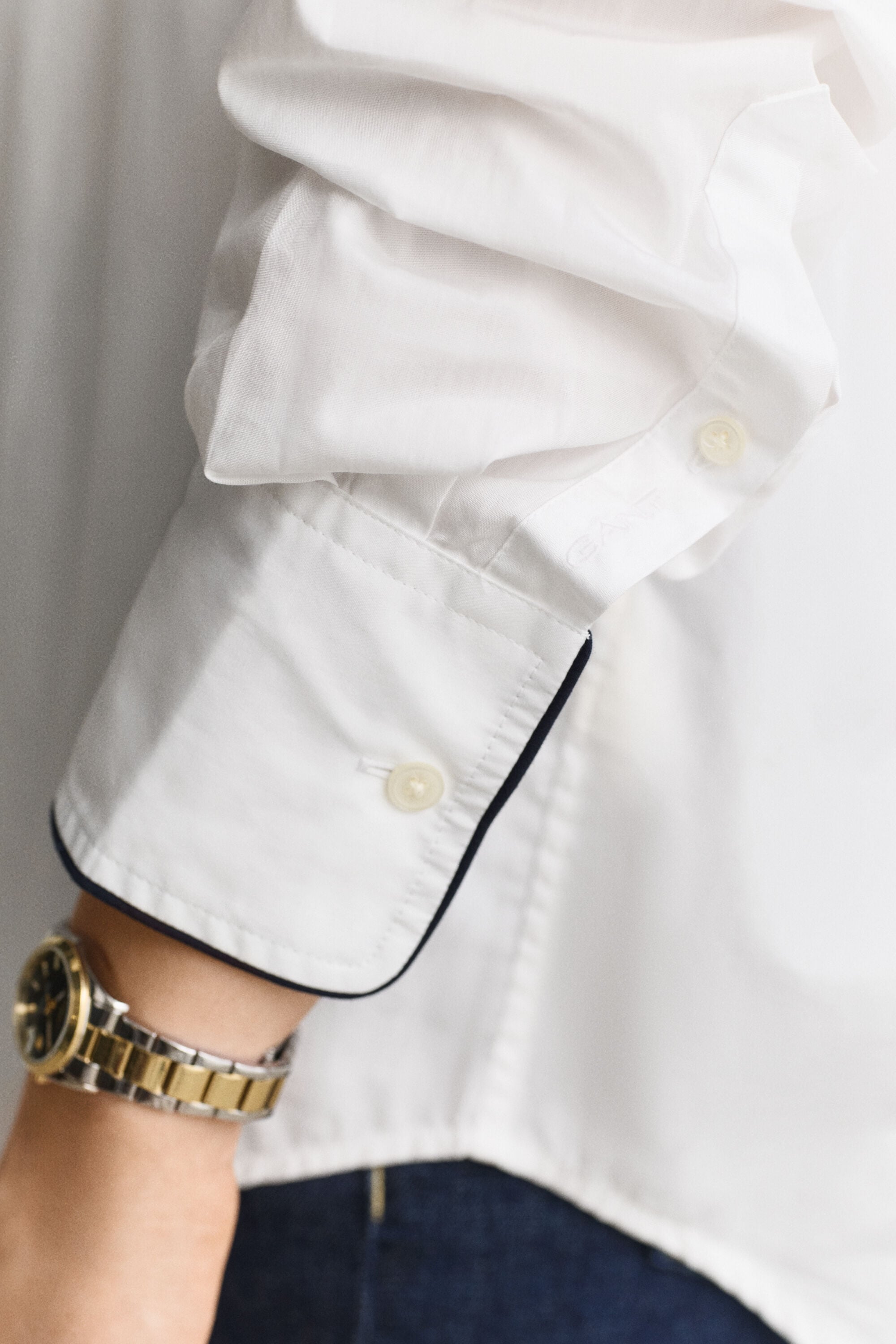 Camisa con detalle de ribetes