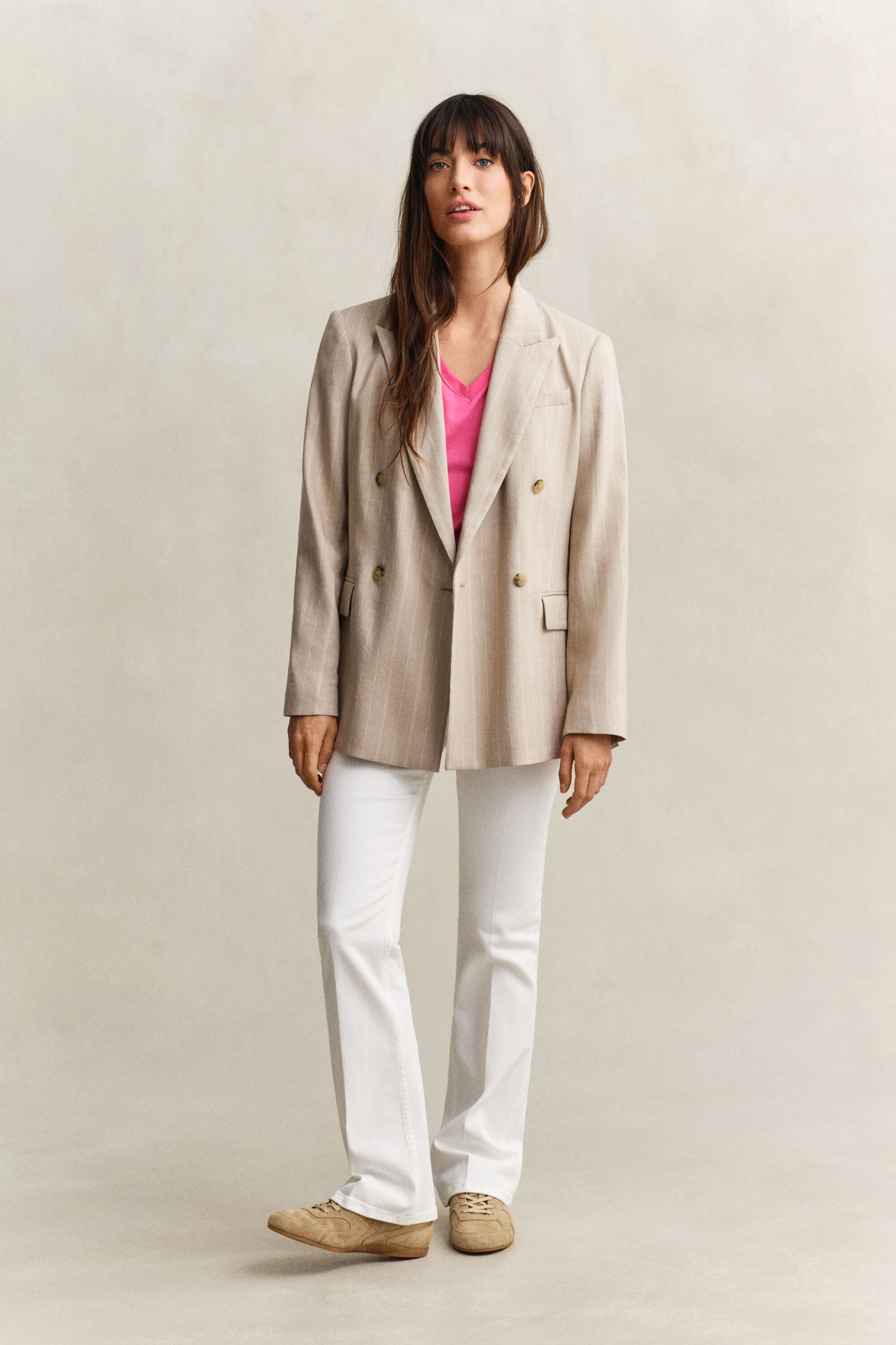 Camiseta Shield con cuello de pico