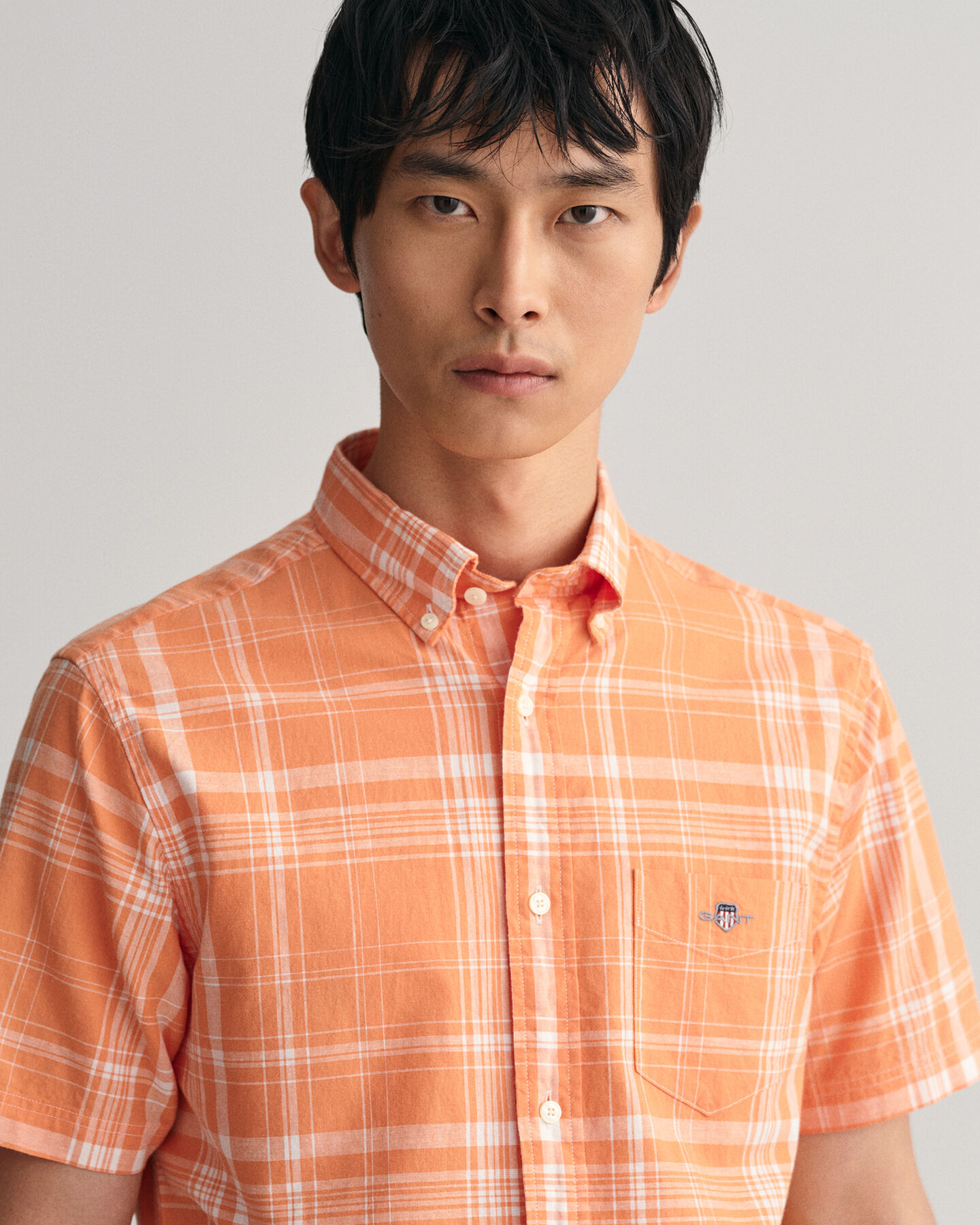 Camisa Regular Fit de manga corta en algod&oacute;n y lino a cuadros