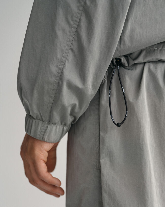 Chaqueta de cuatro bolsillos con capucha