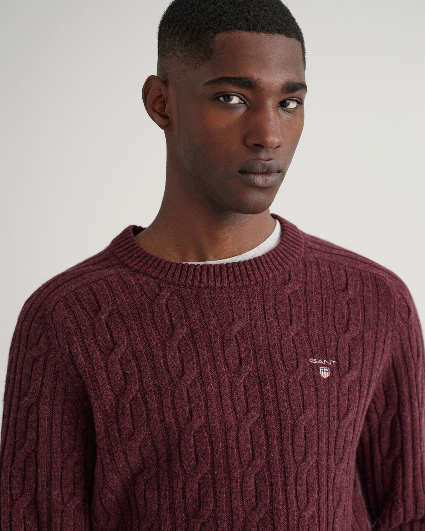 Jersey de cuello redondo y punto de ochos en lana de oveja