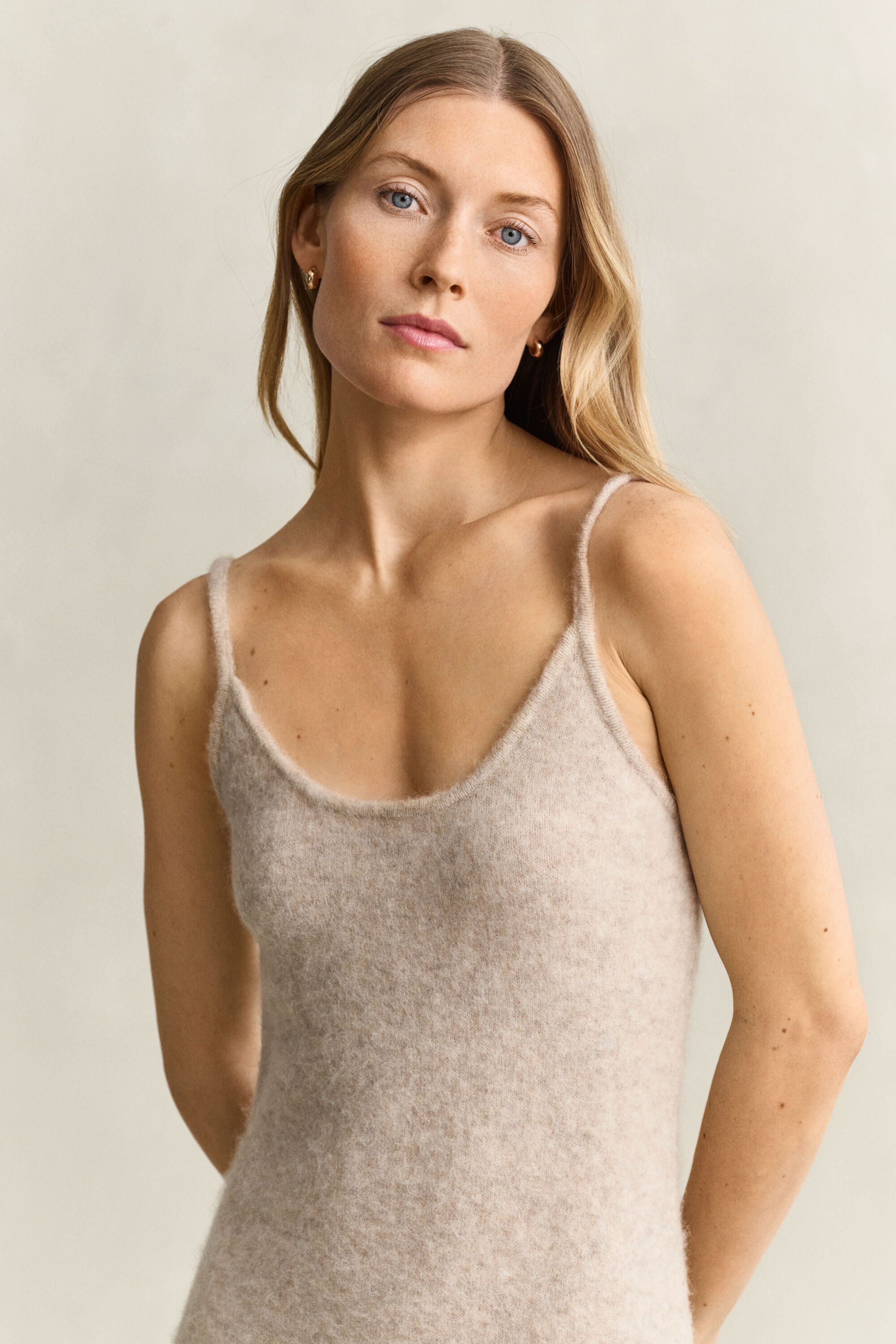 Vestido de punto en mezcla de lana de alpaca con tirantes