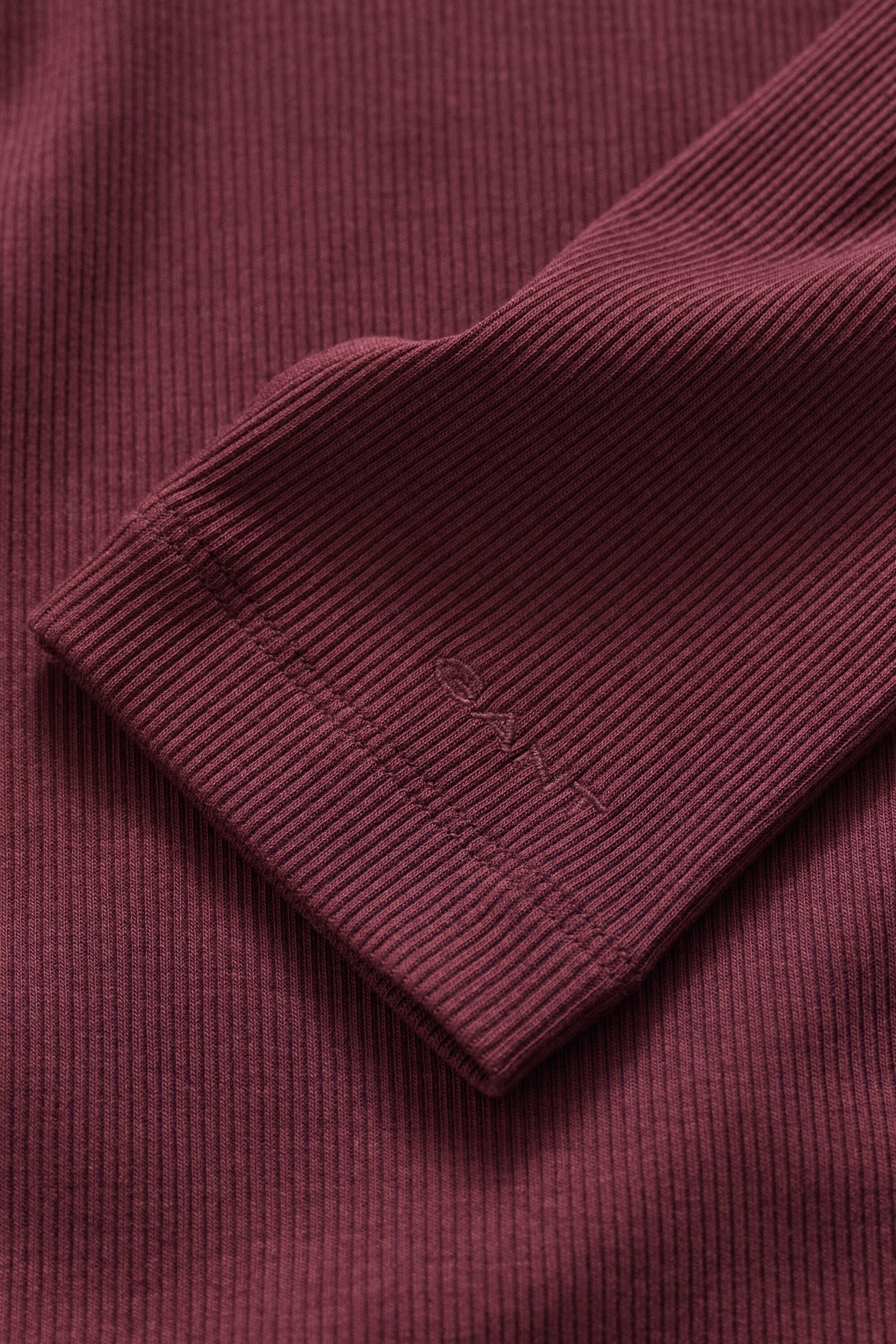 Camiseta acanalada con cuello de cisne