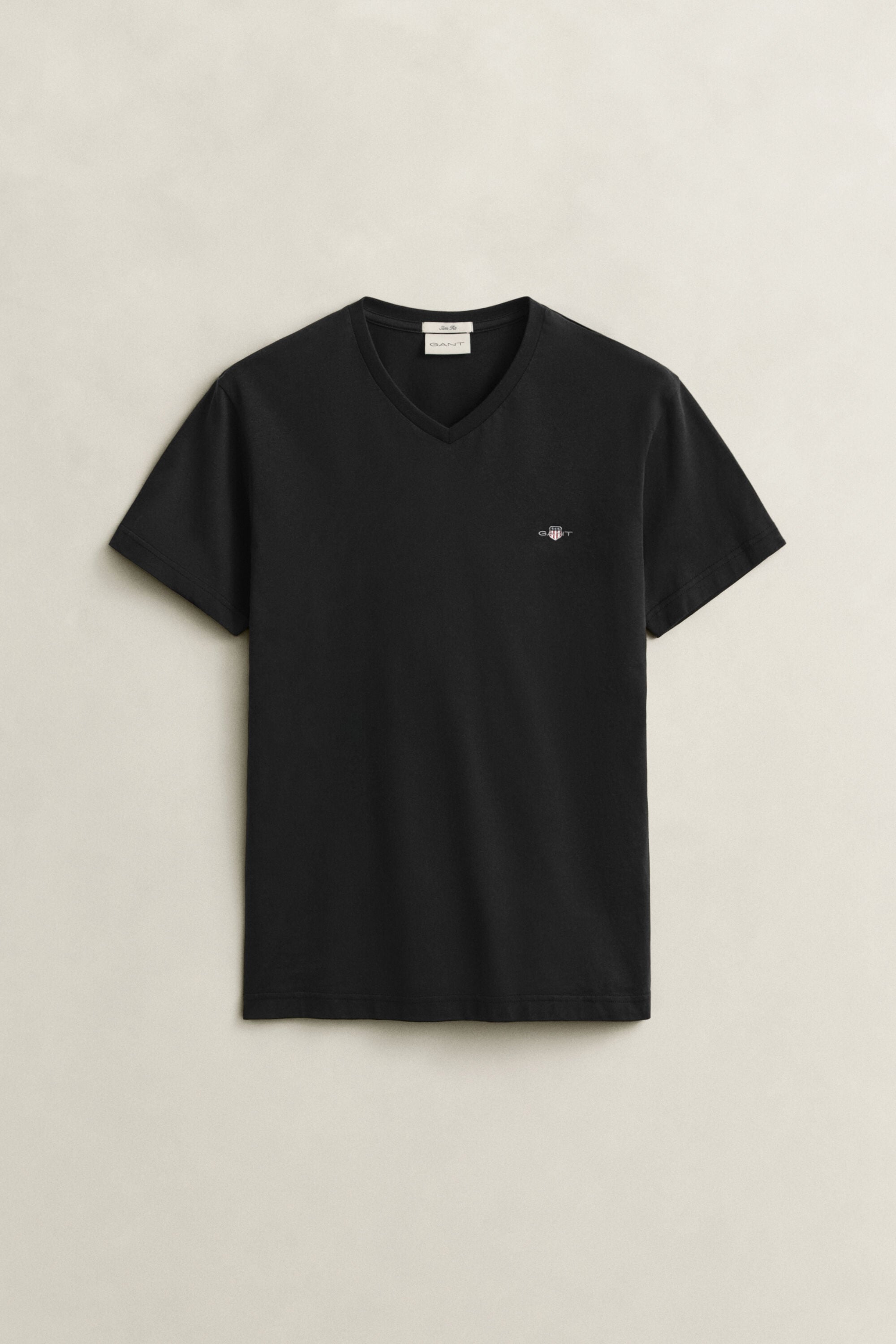 Camiseta Shield con cuello de pico