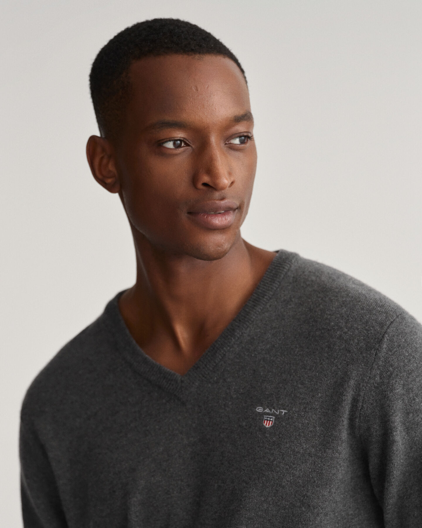 Jersey de cuello de pico en lana de oveja muy fina