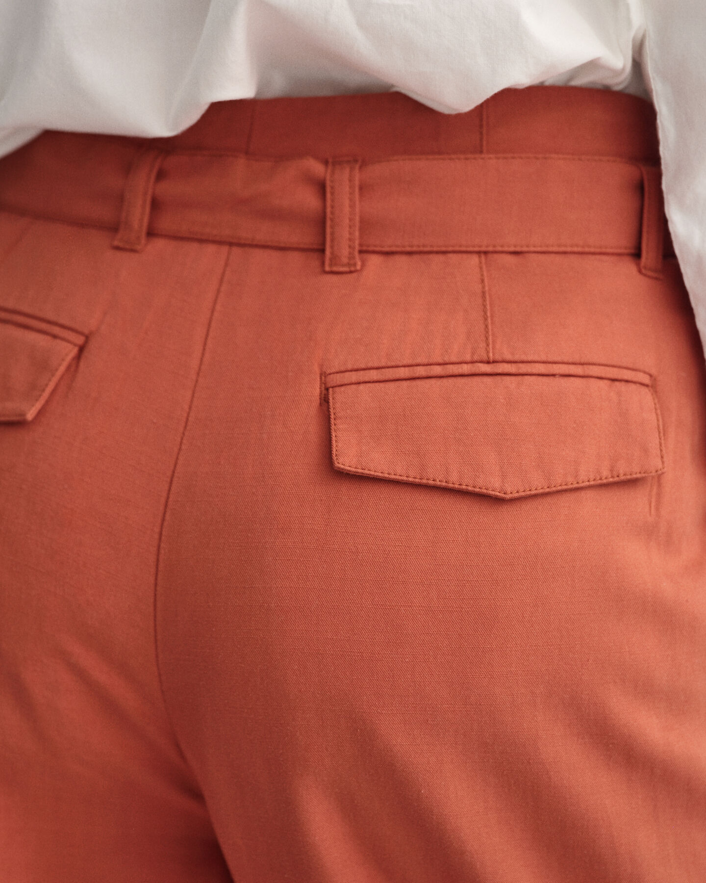 Pantalones tobilleros de pernera ancha con cintur&oacute;n