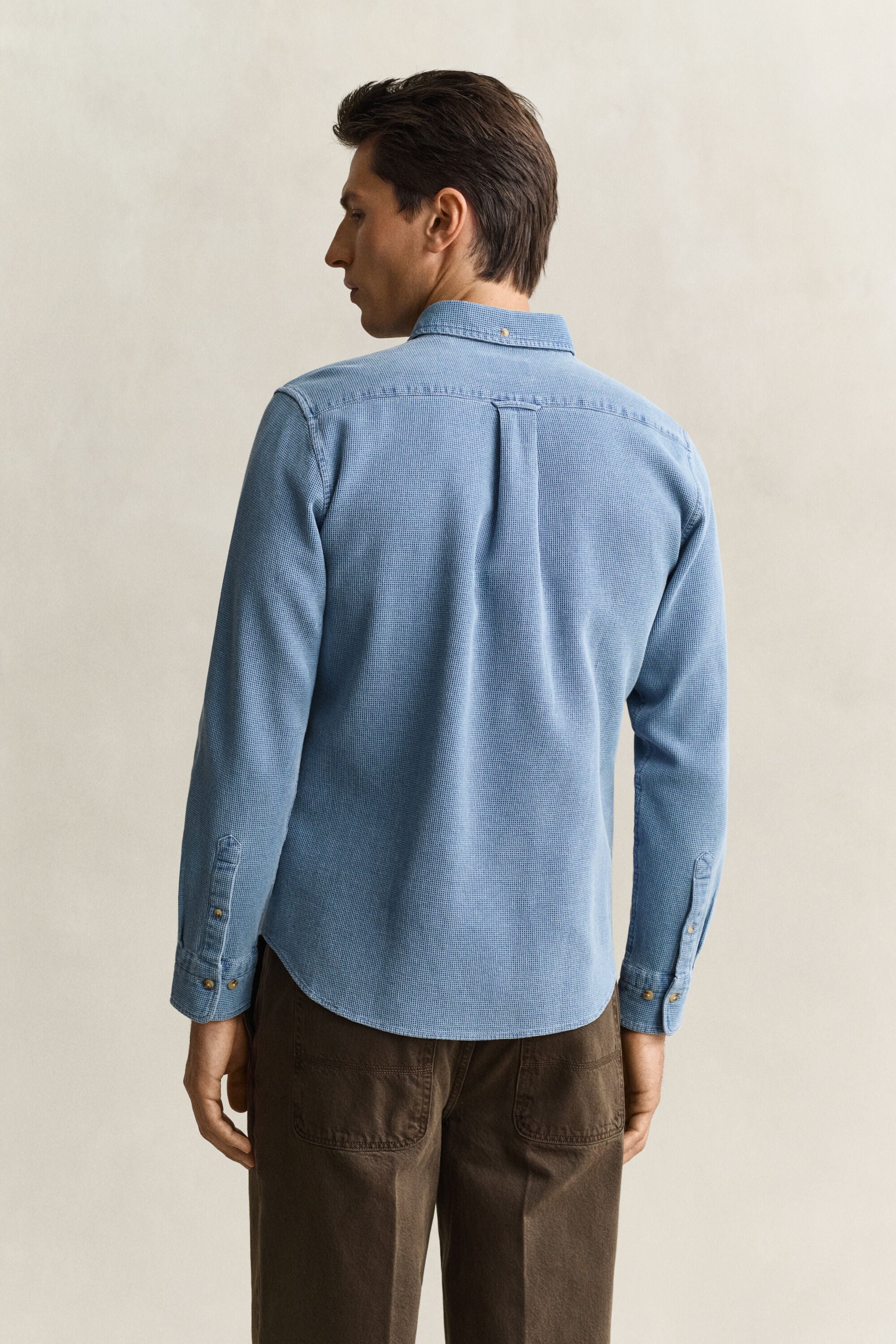 Camisa añil con textura de nido de abeja