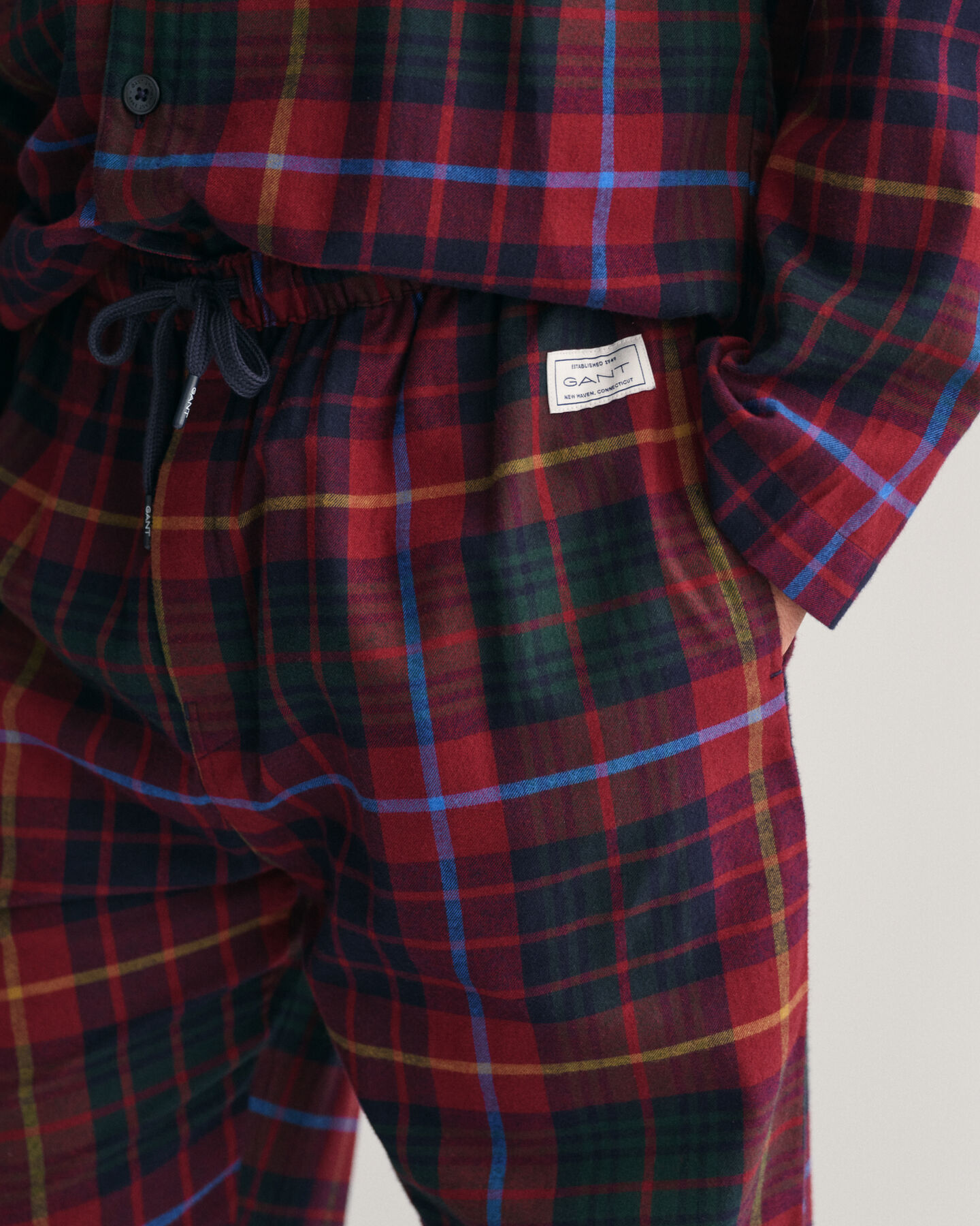 Caja de regalo con camisa y pantalones de pijama de franela