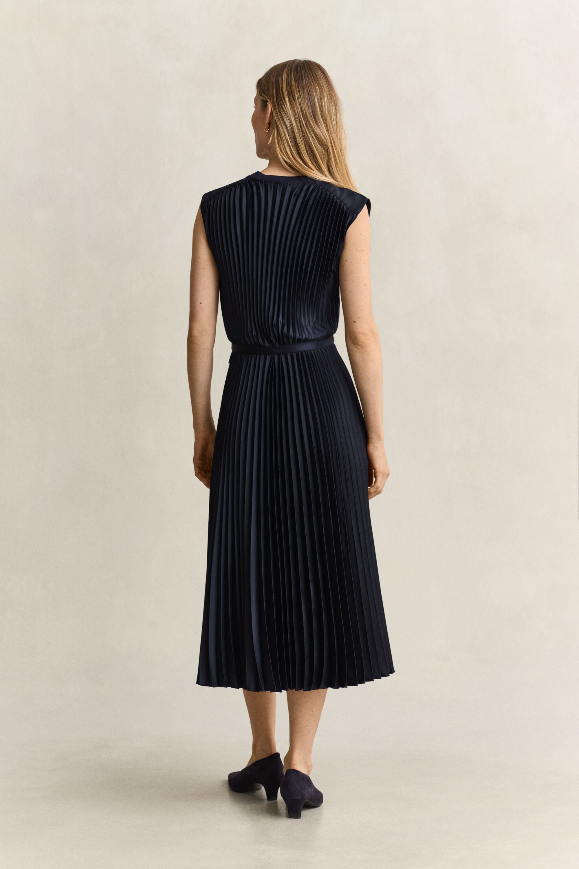 Vestido plisado con cinturón