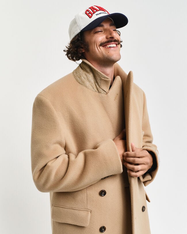 Abrigo de lana con doble botonadura