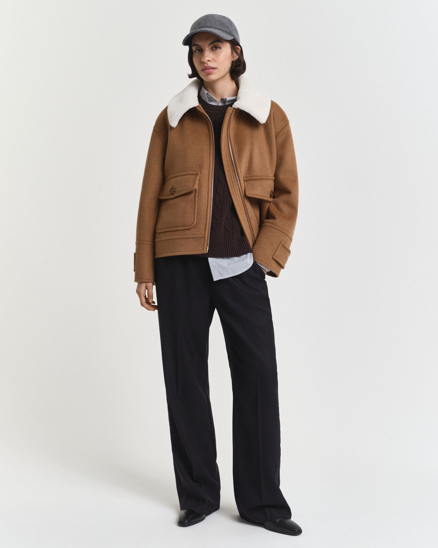 Jersey de cuello redondo y punto de ochos en lana de oveja