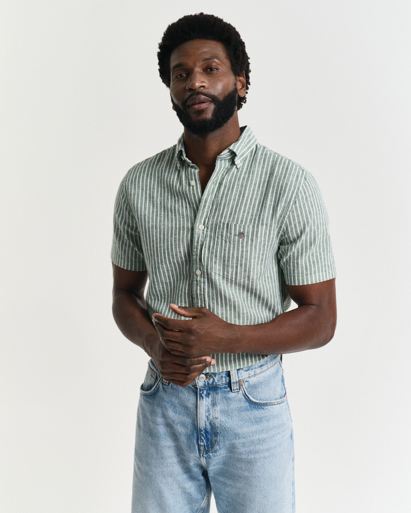 Camisa Regular Fit de manga corta a rayas en algod&oacute;n y lino