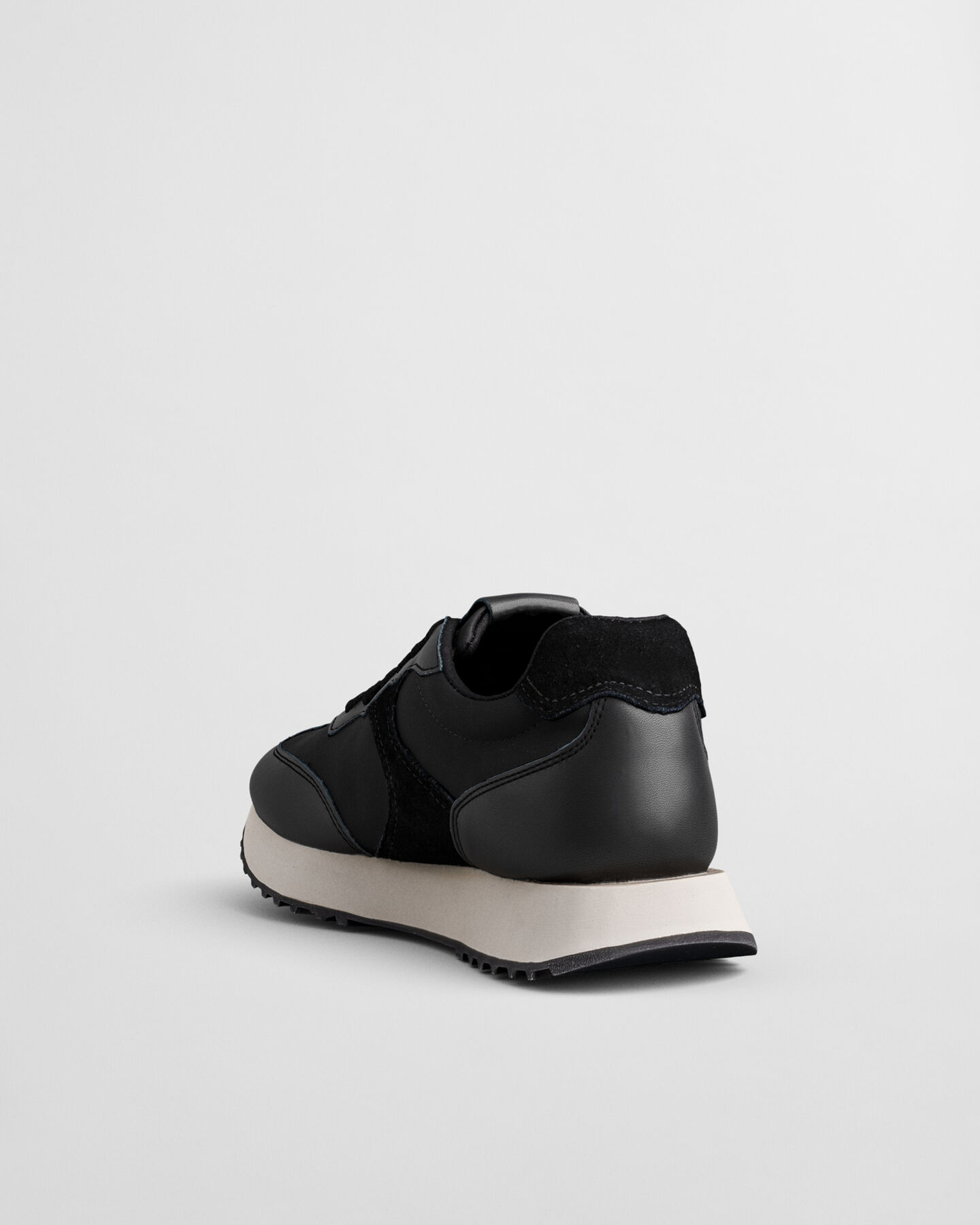 Zapatillas Bevinda de piel y sat&eacute;n