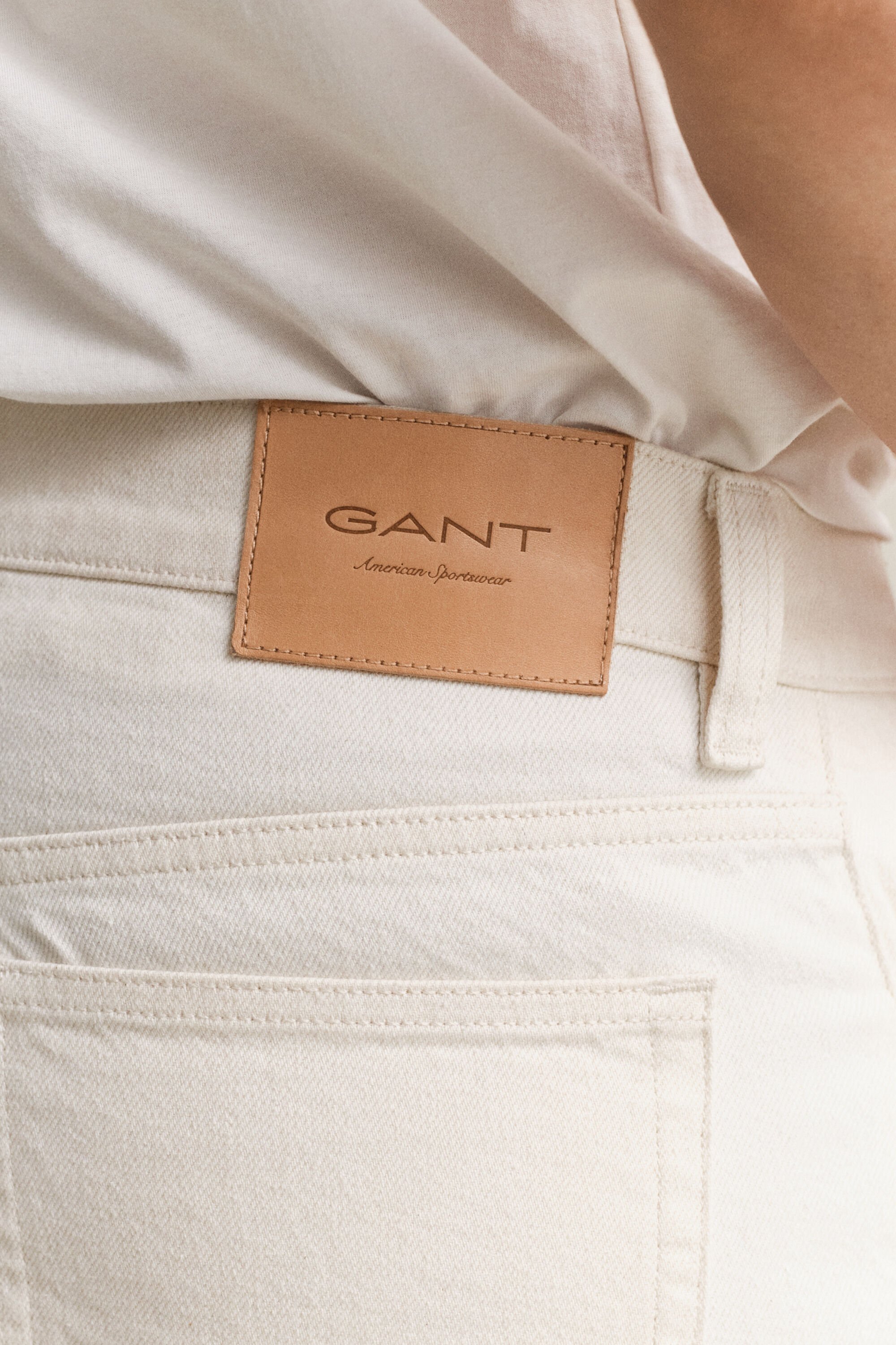 Vaqueros de pernera recta en color crudo