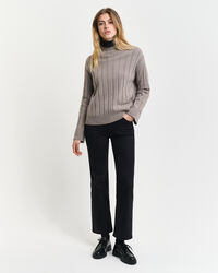 Jersey de lana con cuello recto y canal&eacute; ancho