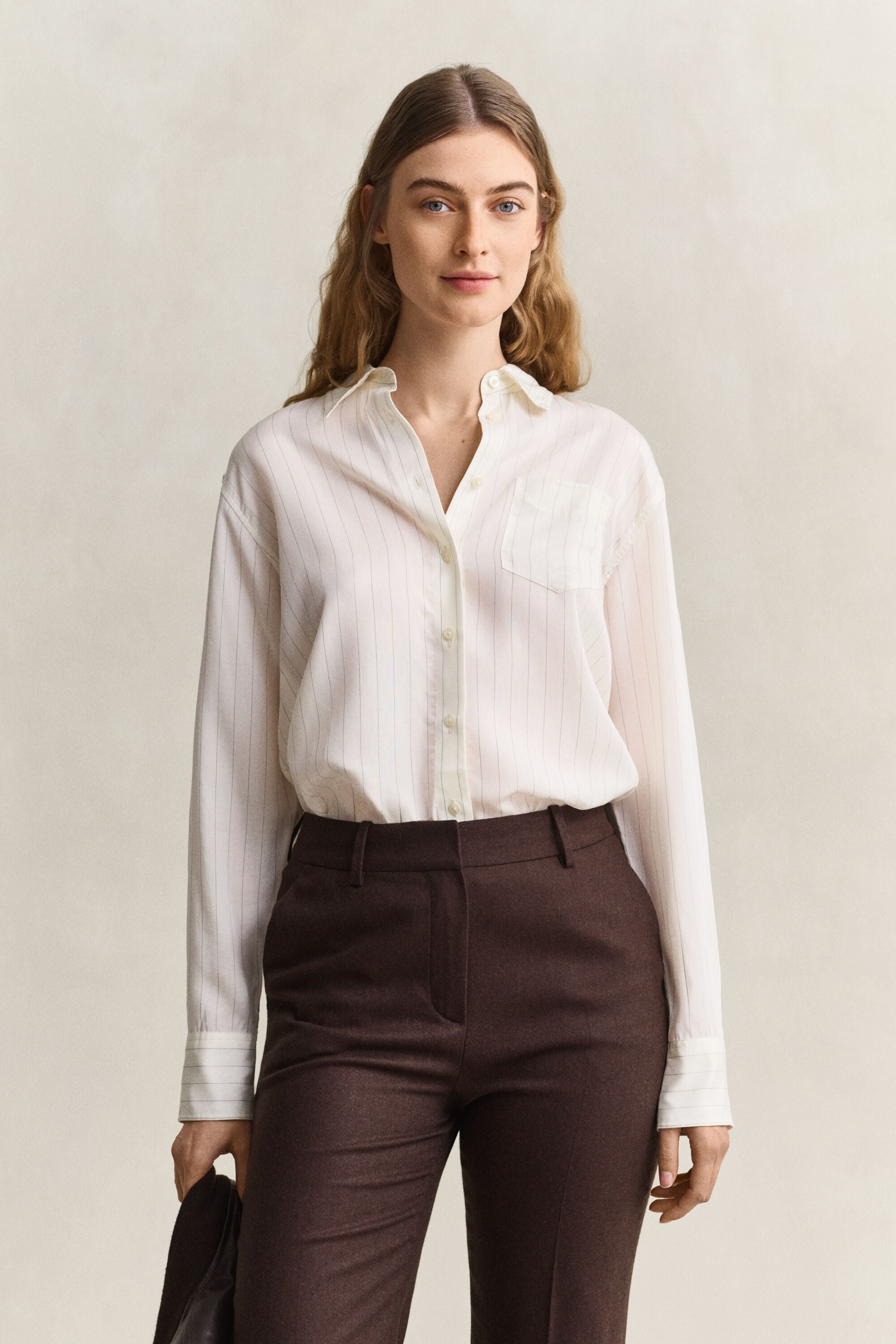 Camisa con detalle posterior plegado