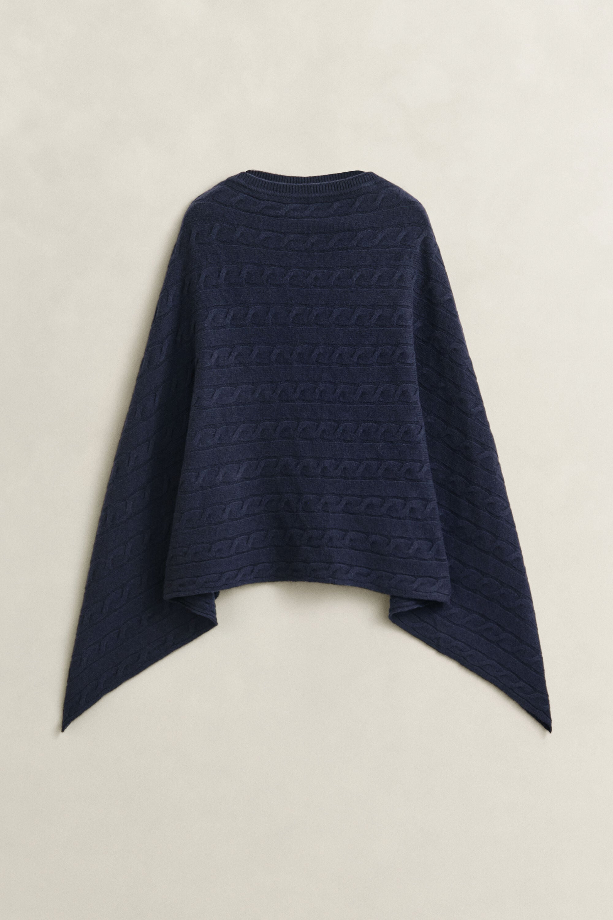 Poncho de punto de ochos de lana