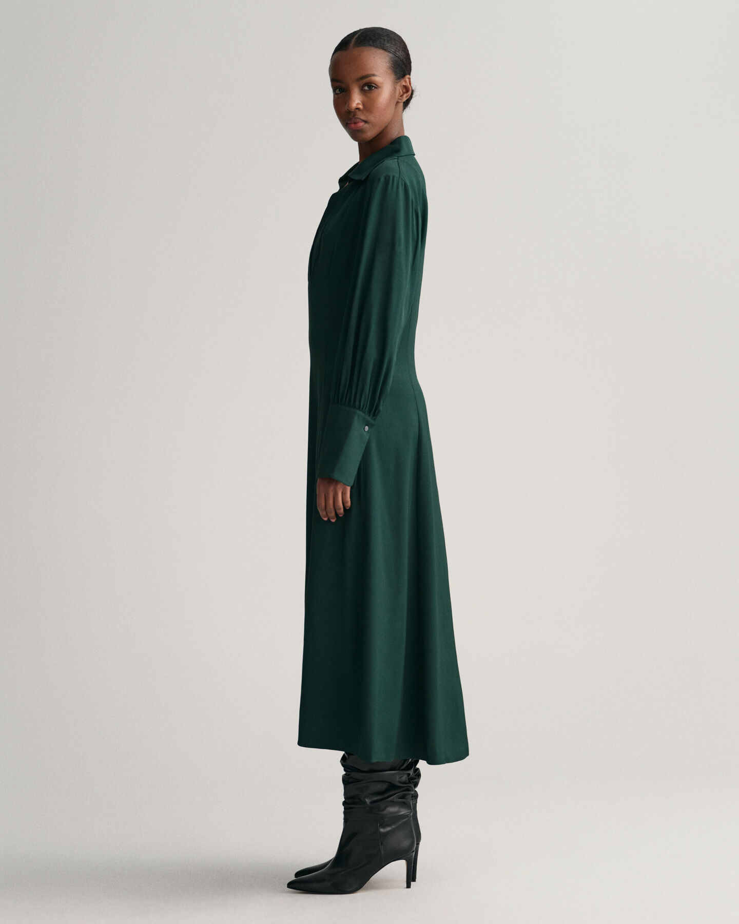 Vestido Slim Fit con pu&ntilde;os anchos