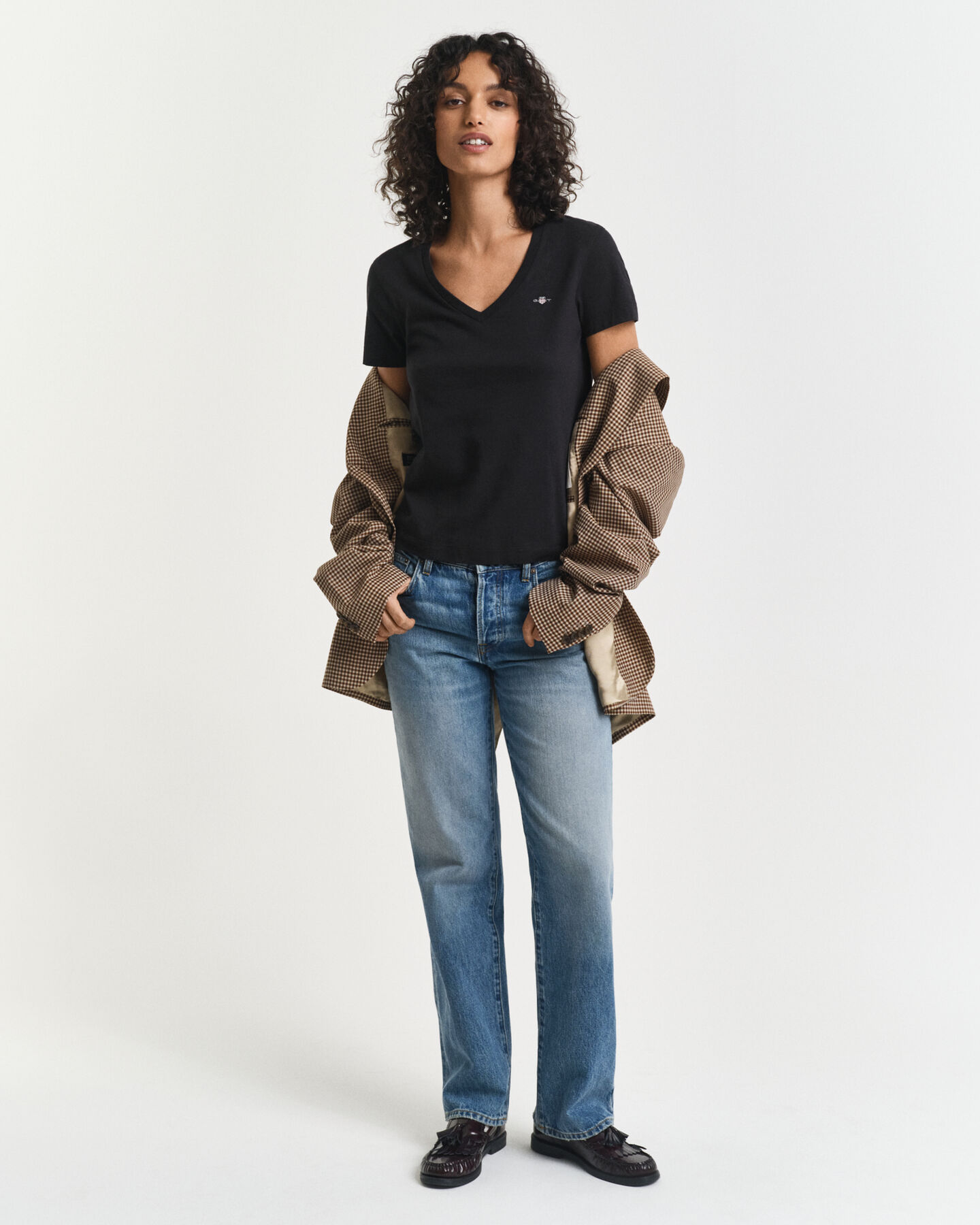 Camiseta Shield con cuello de pico