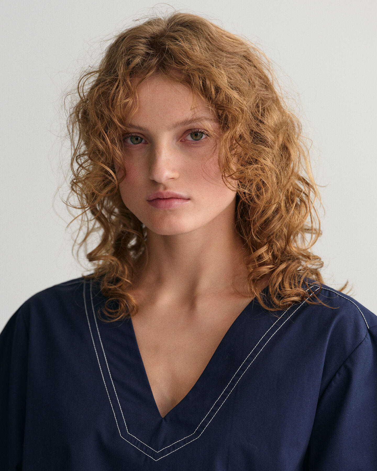 Top de manga corta con cuello de pico y puntadas en contraste