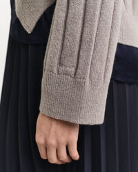 Jersey de lana con cuello de pico y canal&eacute; ancho