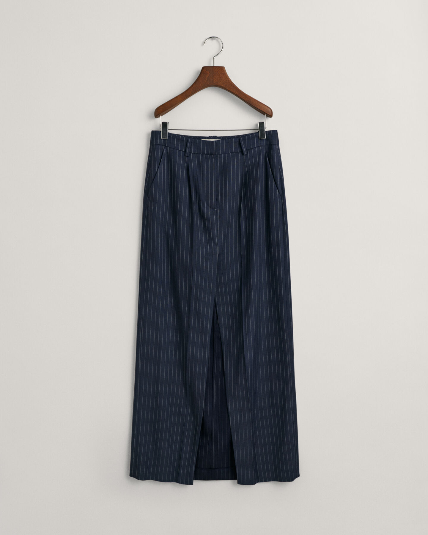 Falda maxi de raya diplomática plisada