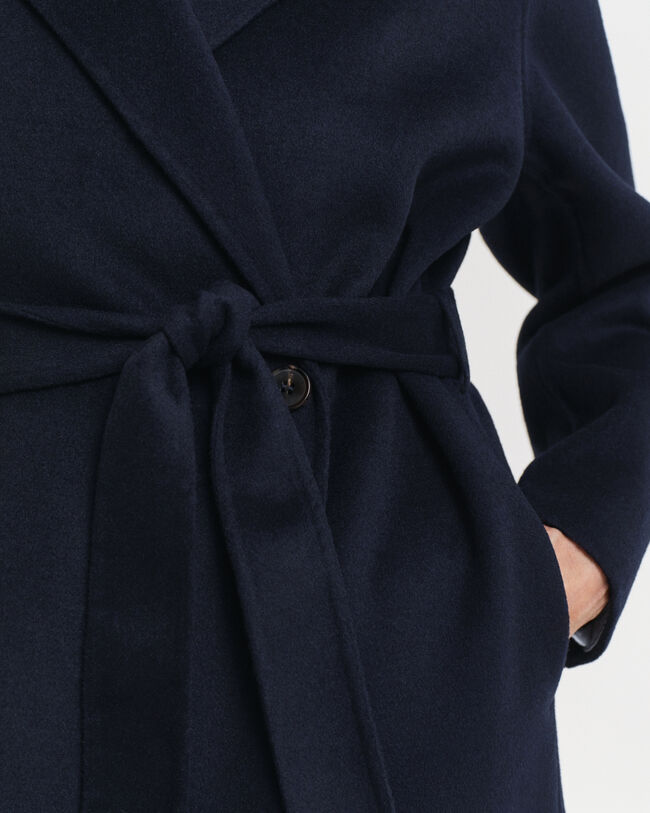 Abrigo cosido a mano con cinturón