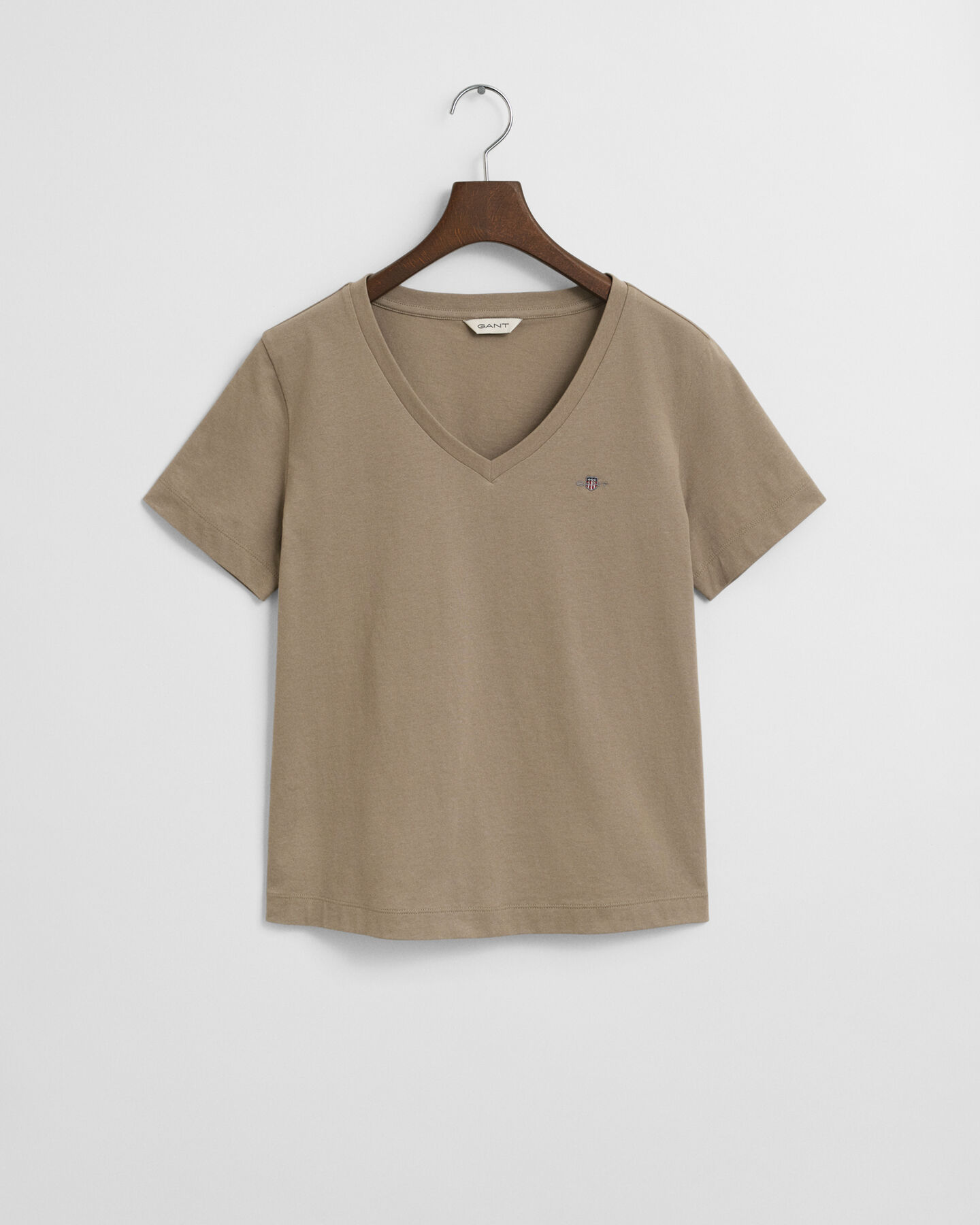 Camiseta Shield con cuello de pico