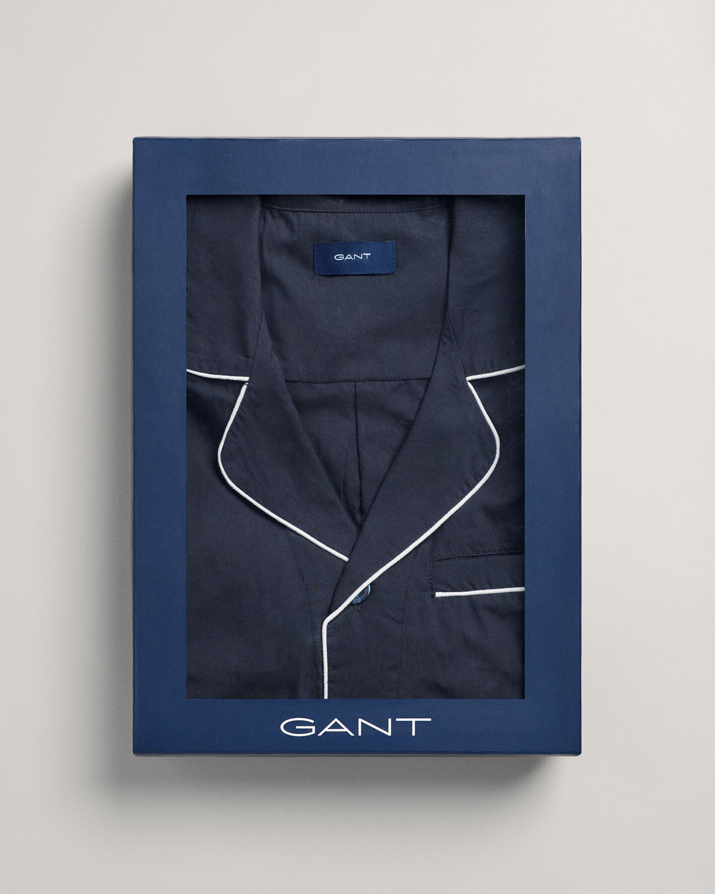 Caja de regalo con pijama con camisa