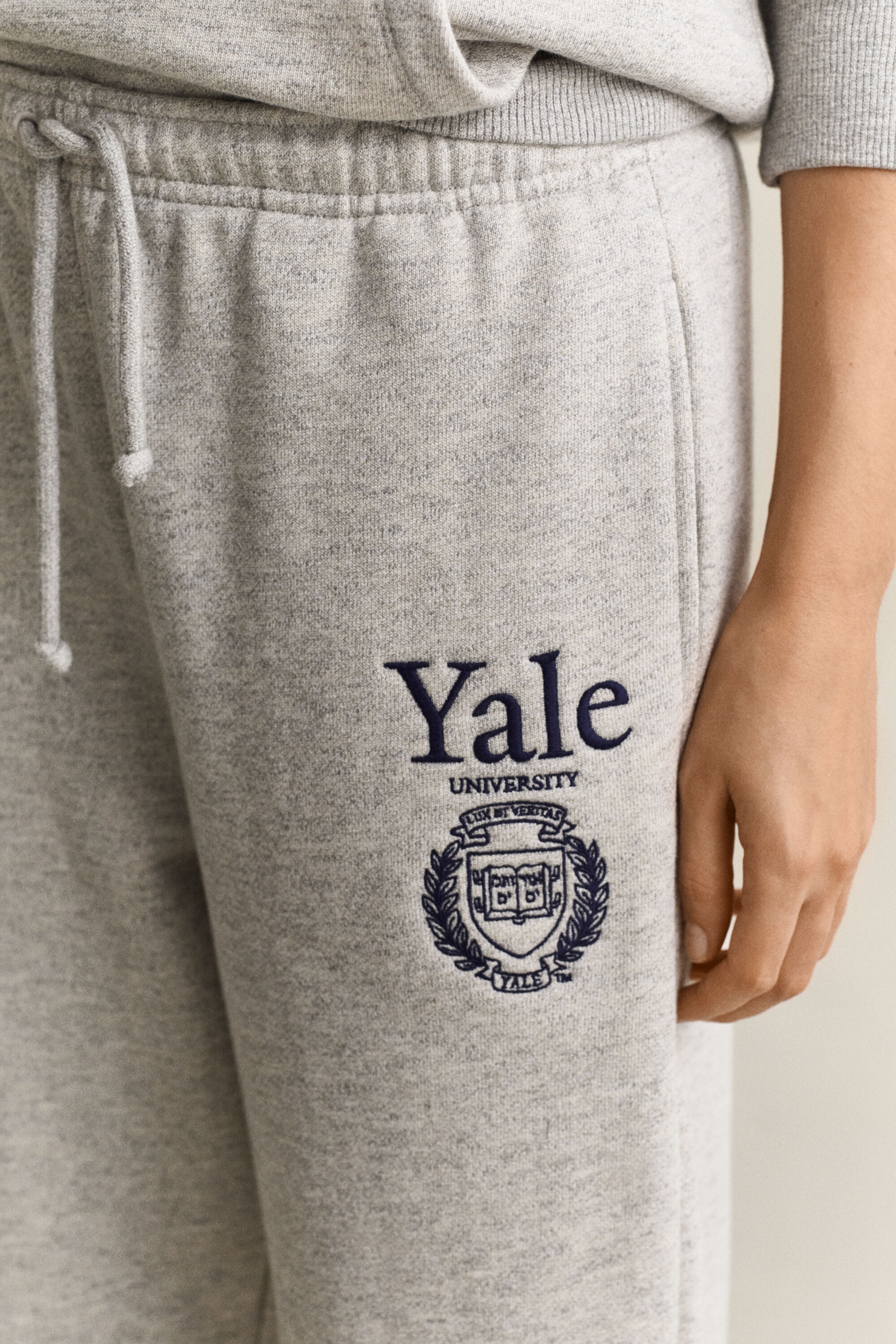 Pantalones de deporte con diseño Gant x Yale