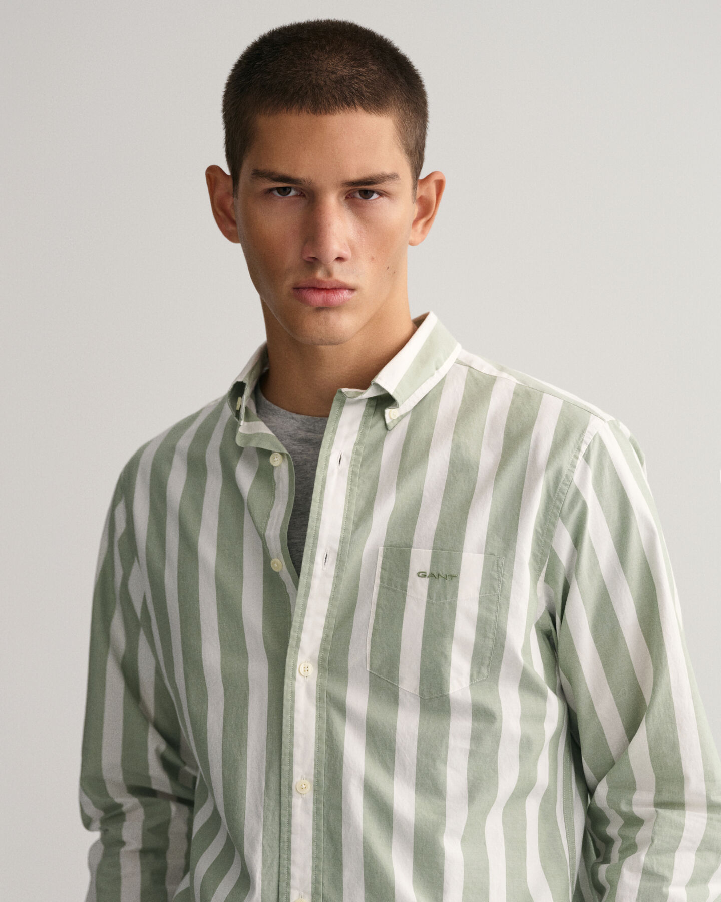 Camisa Regular Fit de rayas anchas en velarte
