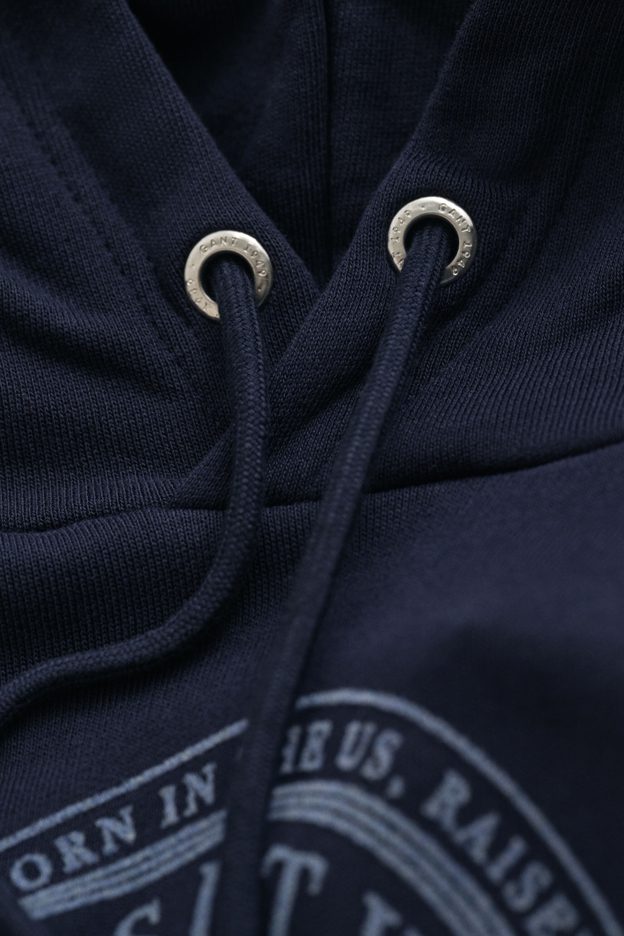 Sudadera con capucha y diseño de temporada