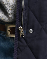 Chaleco acolchado con detalles de pana