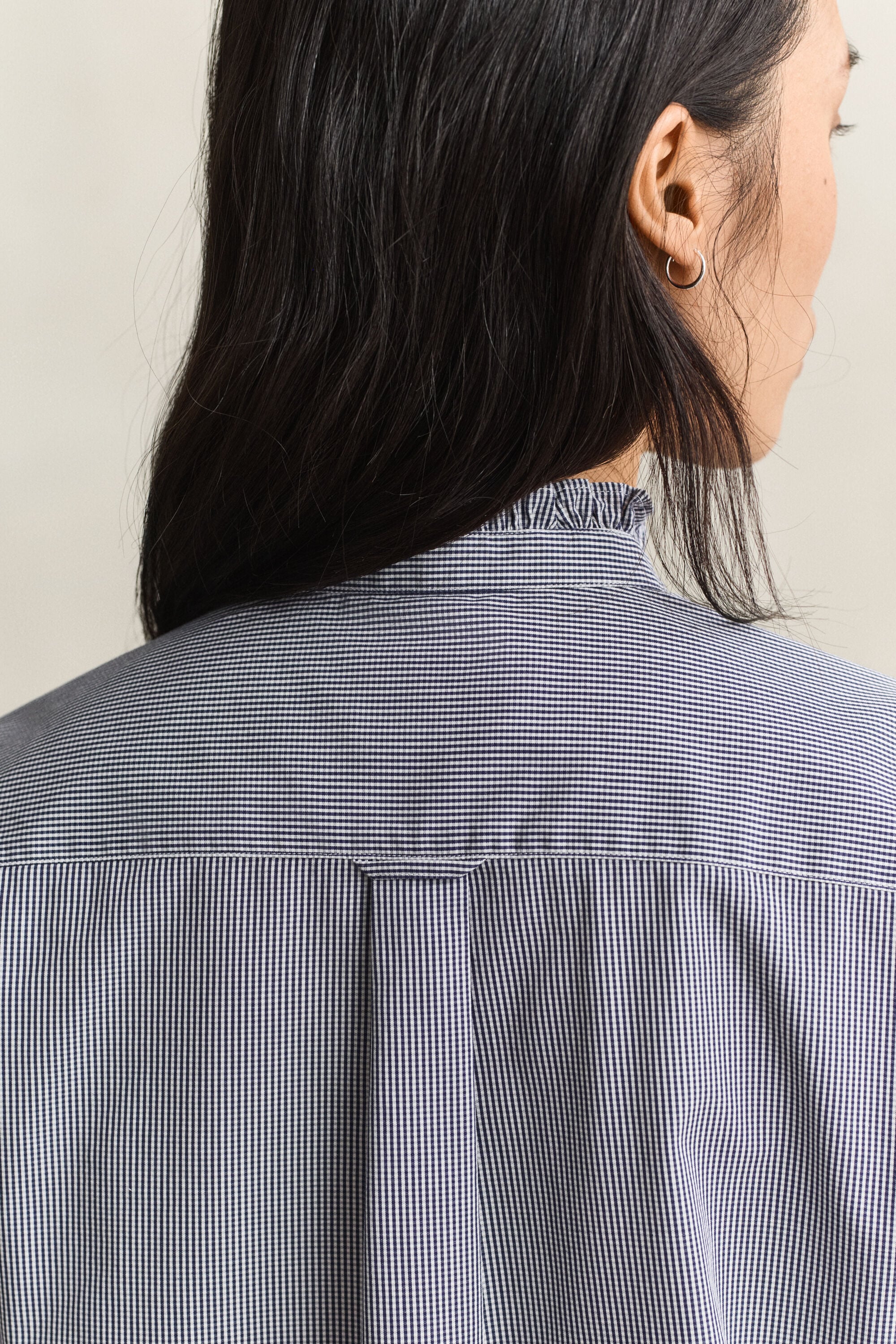 Blusa con volantes en el cuello