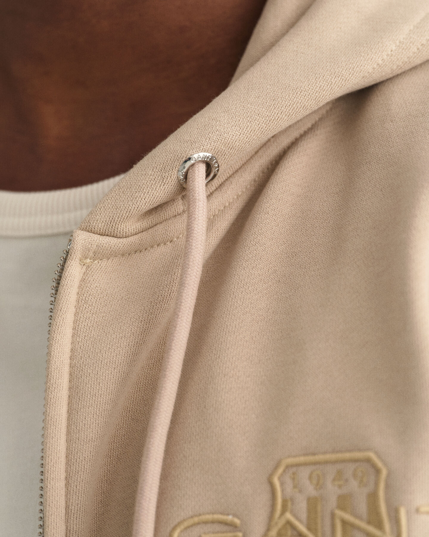 Sudadera con capucha y cremallera Tonal Shield