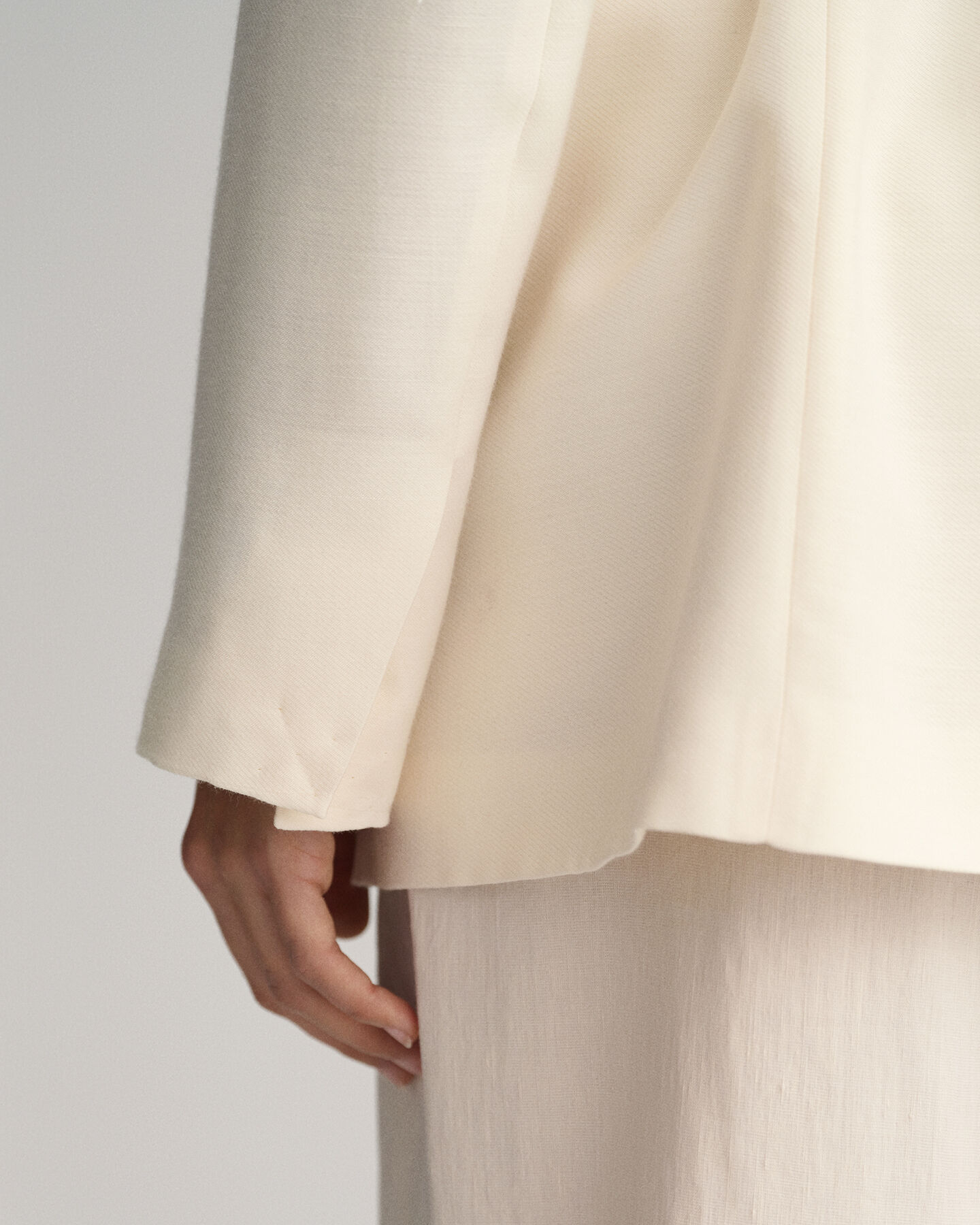 Americana Regular Fit Fluid con cintur&oacute;n