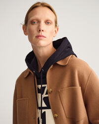 Sobrecamisa cosida a mano