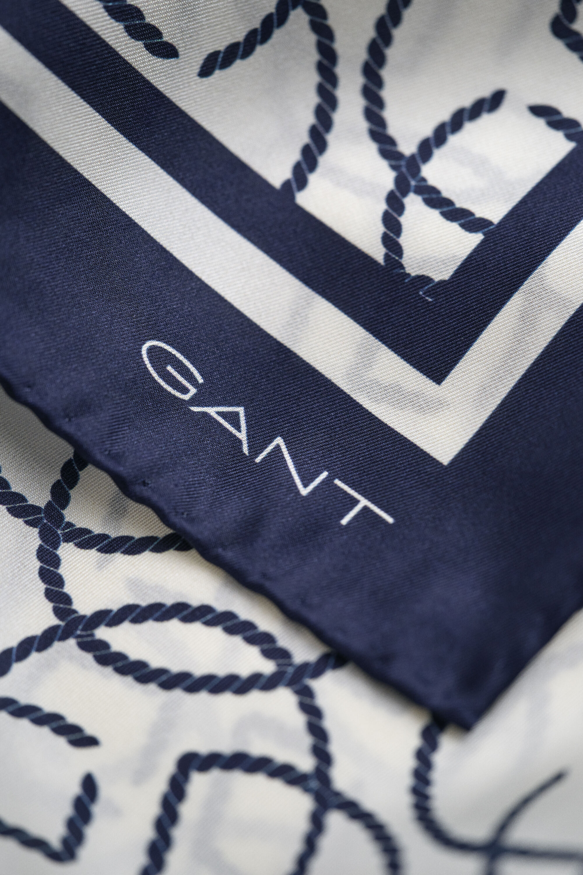 Pañuelo de seda con monograma