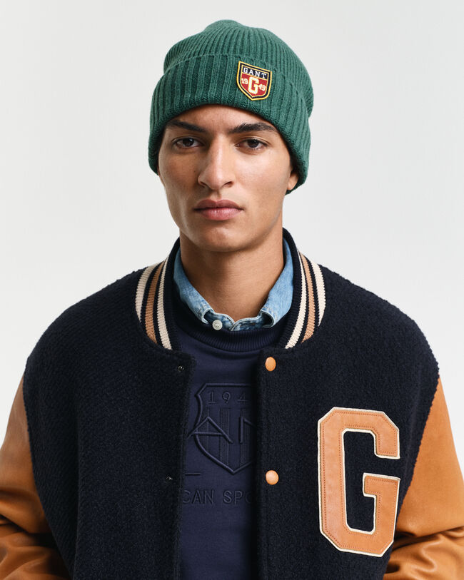 Gorro de lana con insignia