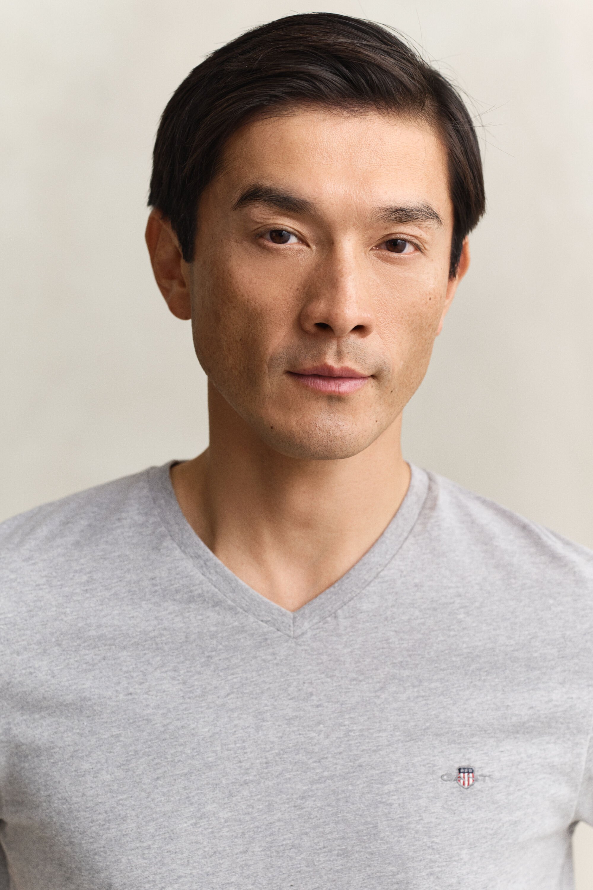 Camiseta Slim Fit Shield con cuello de pico