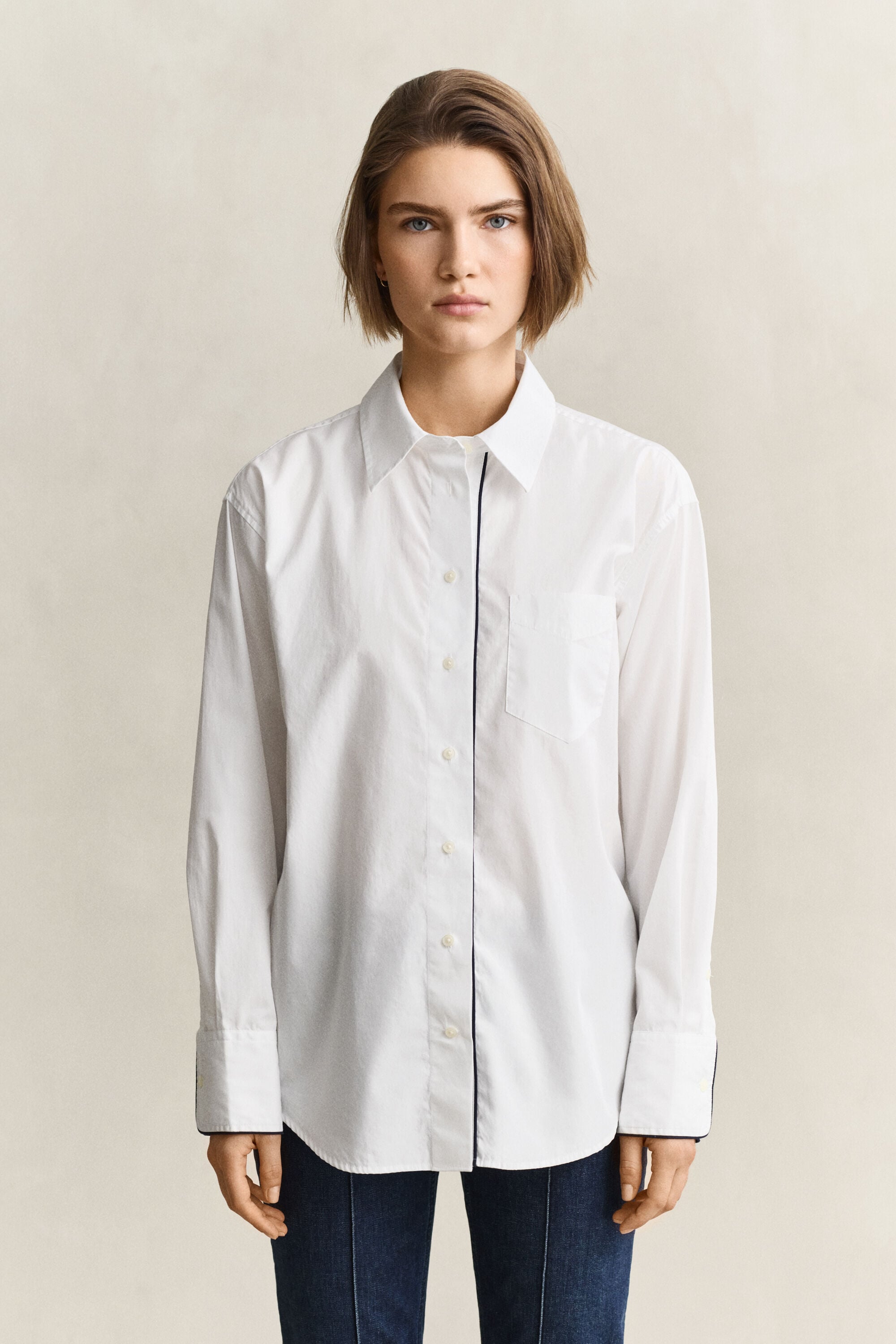 Camisa con detalle de ribetes