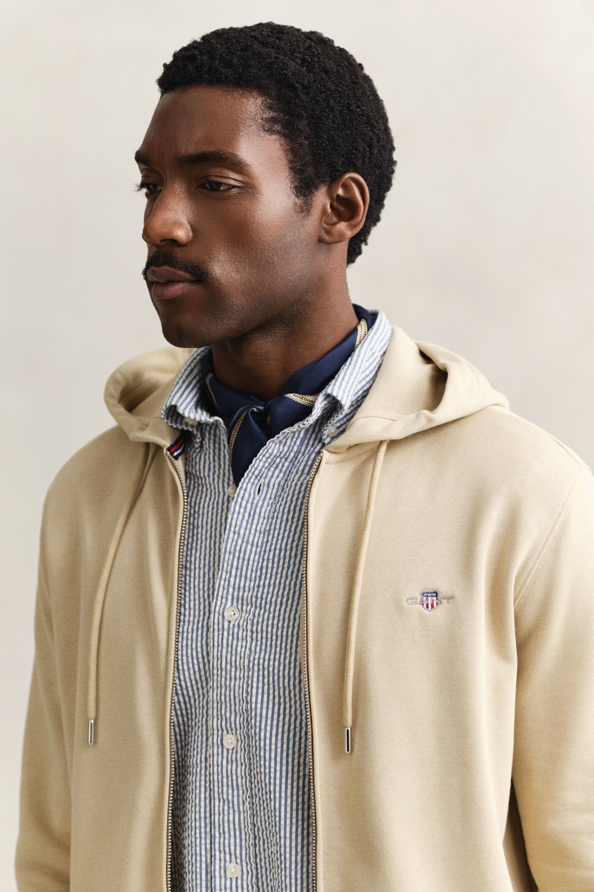 Sudadera con capucha y cremallera Shield