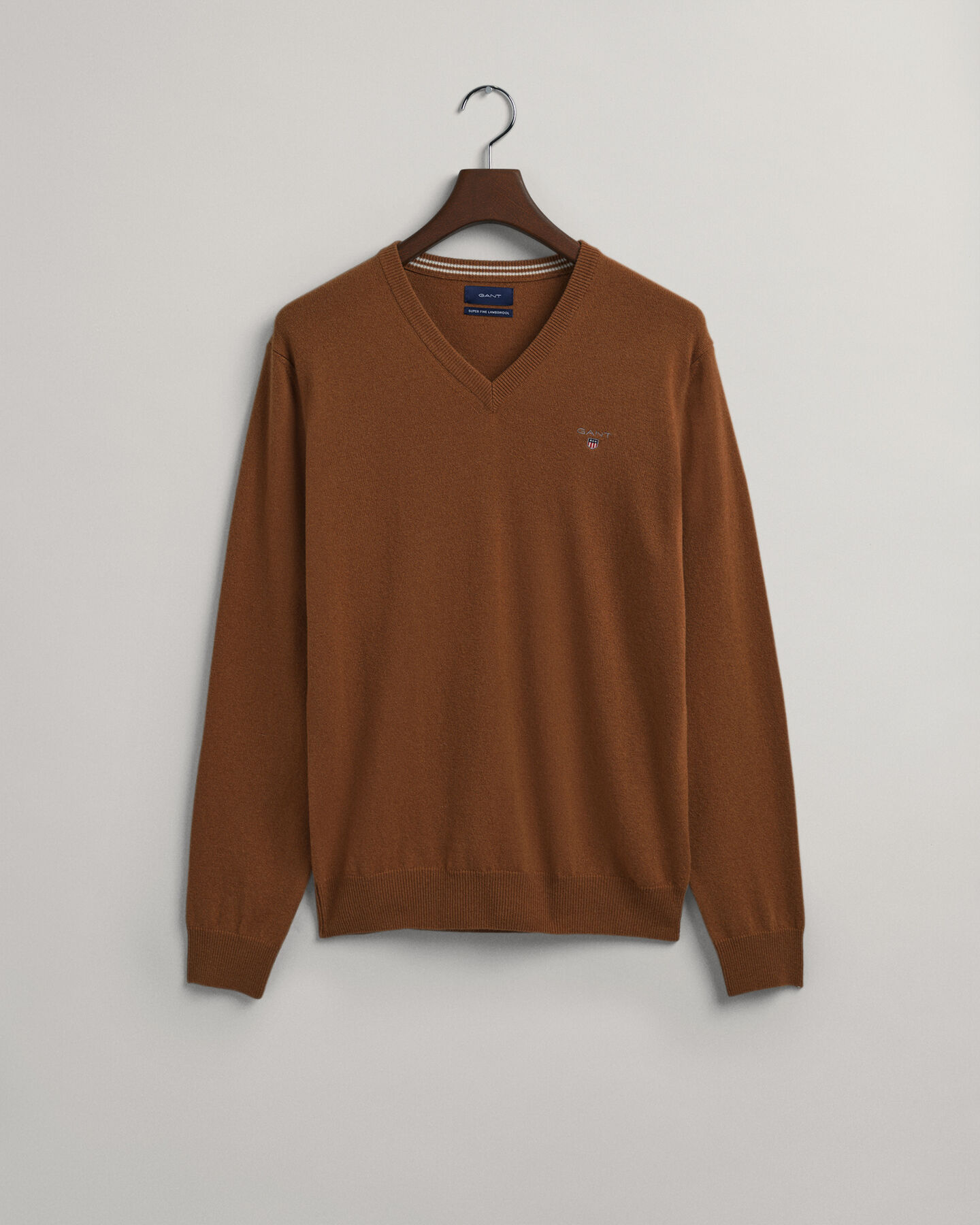 Jersey de cuello de pico en lana de oveja muy fina